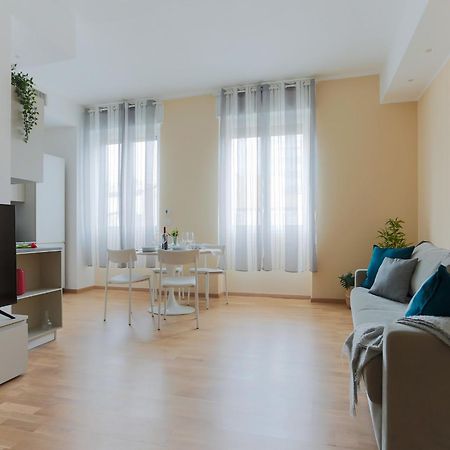 The Best Rent - Bright One-Bedroom Apartment In Corso Vittorio Emanuele II Milan Luaran gambar